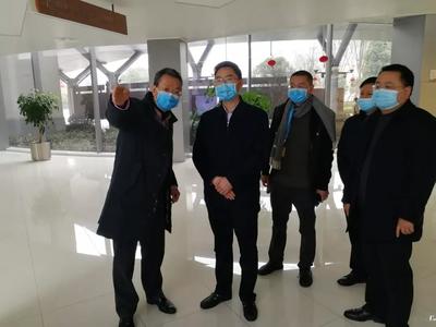 何永宏深入一線督導生活物資保障與企業復工復產，看望慰問醫務人員并關注食用農產品初加工發展